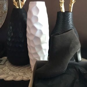 La Canadienne suede waterproof booties.